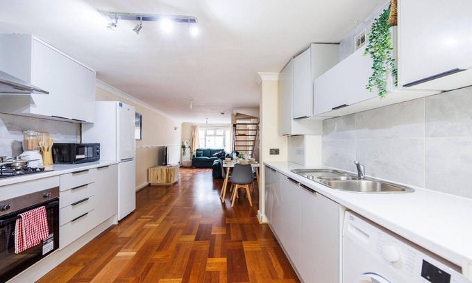 Selhurst House | Holiday house Croydon for 1 - 6 persons with 2 bedrooms - Row house