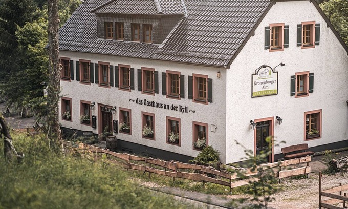 Kronenburg House | Holiday house Dahlem for 1 - 22 persons with 10 bedrooms - Holiday home