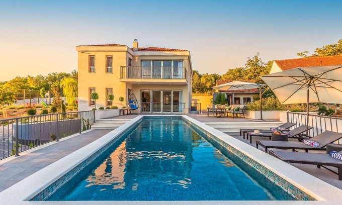 Dugopolje House | Holiday house Dugopolje for 1 - 8 persons with 4 bedrooms - Holiday house