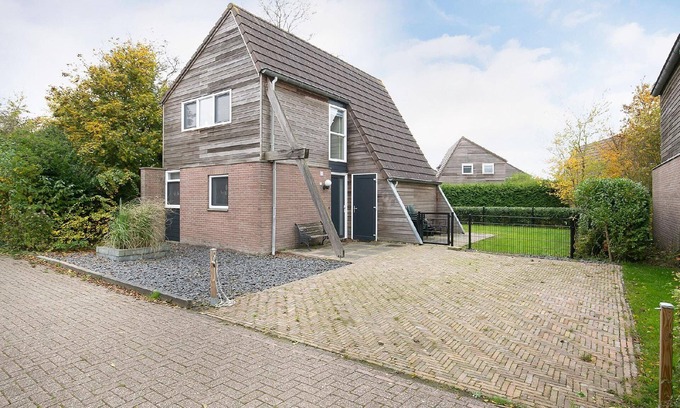 Grou House | Holiday house Grouw for 1 - 6 persons with 3 bedrooms - Holiday house
