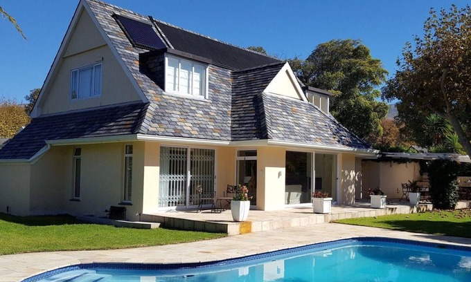 Lakeside House | Holiday House in Tokai with Private Parking and Mountain View