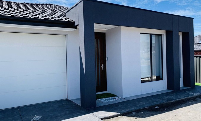 Wallan House | Holiday House in Wallan with mountain view.