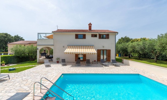 Zbandaj Villa | Holiday House Iris with Private Pool