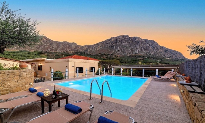 Pervolakia House | Holiday house Kissamos Kriti for 1 - 10 persons with 4 bedrooms - Twin house