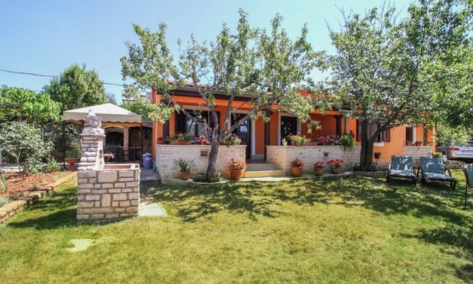 Smoljanci House | Holiday house Klen * quiet location, large garden, terrace, WiFi
