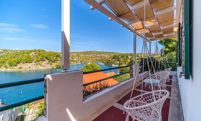Bobovisca House | Holiday house Lozisca for 1 - 10 persons with 5 bedrooms - Row house