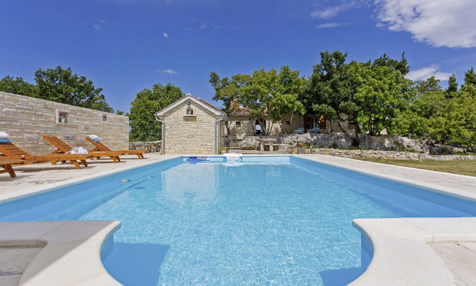 Benkovac Villa | Holiday house Maslina * 2000 m2 garden, private pool, free WiFi