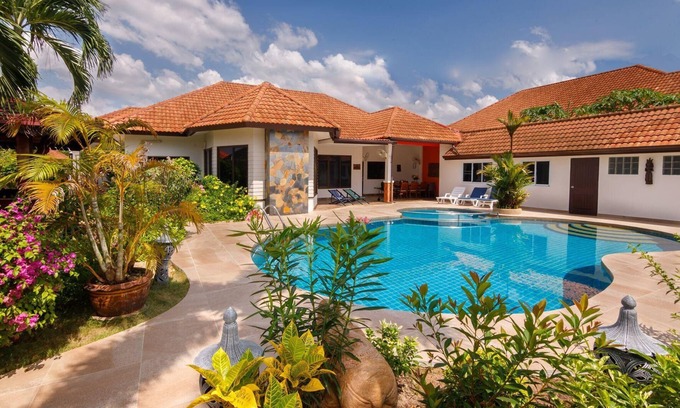 Nong Prue House | Holiday house Pattaya for 1 - 12 persons with 6 bedrooms - Holiday house