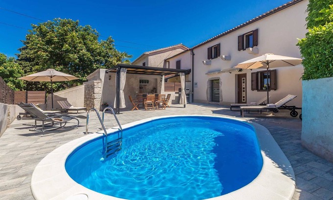 Milohnici House | Holiday house PAVOVCI with heated pool