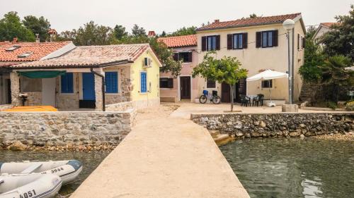 Punta Kriza Apartment | Holiday house Punta Blue & Orange 5m from the sea, island Cres