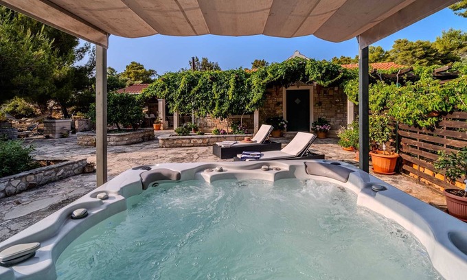 Cove Osibova (Milna) Villa | Holiday House Robinson- beachfront jewel with a jacuzzi
