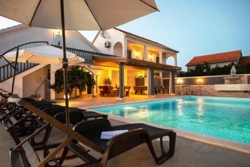 Tinj Villa | Holiday House San Mario - Pets Friendly Rural Home