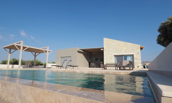 Faistos House | Holiday house Spiti Karma - relax by the pool with a view of the sea, plain and mountains.
