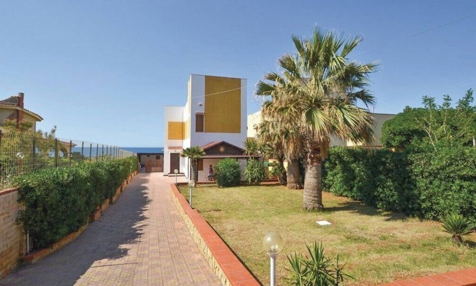 Ficarazzi Villa | HOLIDAY HOUSE WILL WEDGE DIRECTLY ON THE SEA