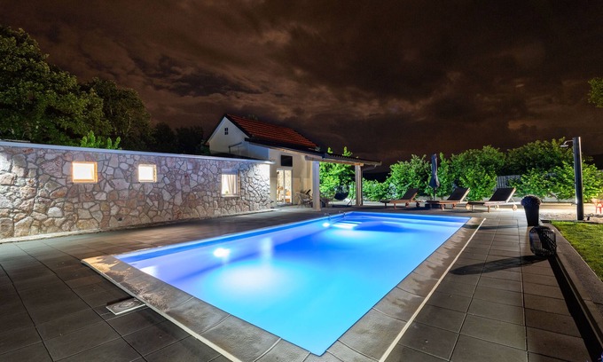 Siroki Brijeg House | Holiday house with heated pool