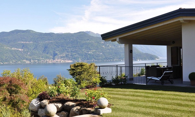 Villaggio Belmonte House | Holiday house with fantastic lake view and large private garden near the lake