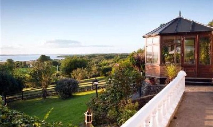 Ballinderry House | Holiday House with large garden and fantastic lakeview - 'Shannonview '