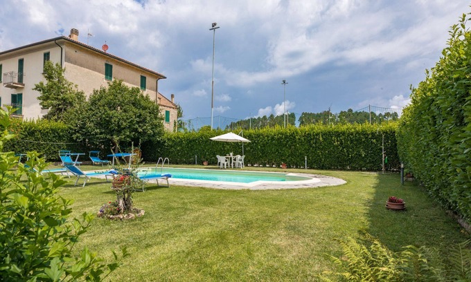 Scalvaia Villa | Holiday house with private garden and pool in a typical Tuscan hamlet.