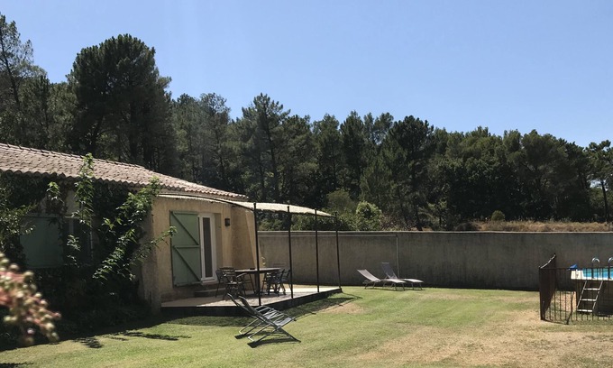Mondragon House | Holiday house with quiet pool in the countryside