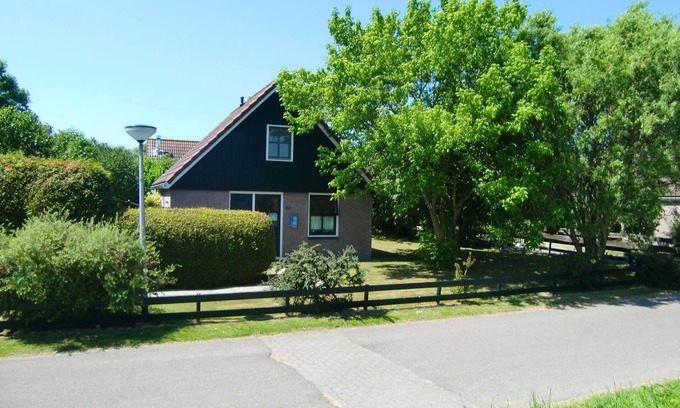 Oudeslius House | Holiday house with winter garden in a quiet holiday park with pool - North Holland