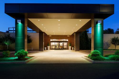 South Charleston Hotel | Holiday Inn and Suites Charleston West by IHG