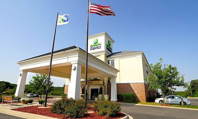 Delafield Hotel | Holiday Inn Express & Suites Delafield, an IHG Hotel