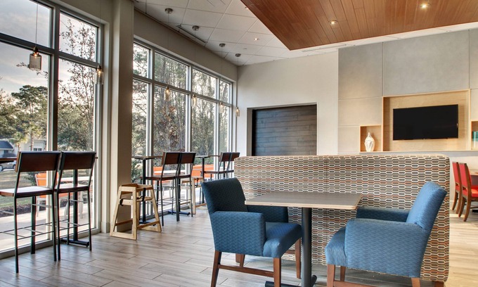 Mount Pleasant Hotel | Holiday Inn Express & Suites Charleston NE Mt Pleasant US17 by IHG