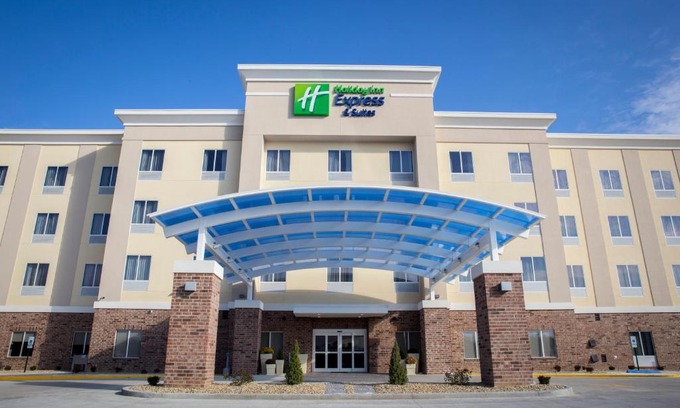 Edwardsville Hotel | Holiday Inn Express and Suites Edwardsville by IHG