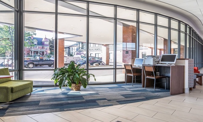 Platteville Hotel | Holiday Inn Express and Suites-Platteville by IHG