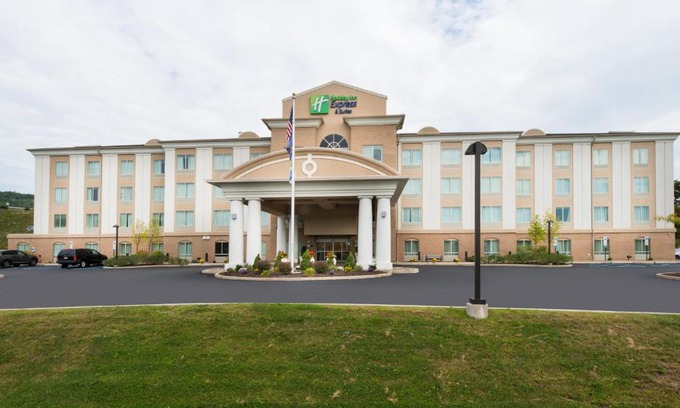 Dickson City Hotel | Holiday Inn Express and Suites Dickson City by IHG