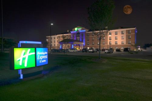 Troy Hotel | Holiday Inn Express and Suites Detroit North-Troy by IHG