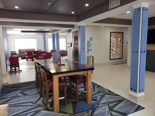 South Arlington Hotel | Holiday Inn Express Arlington Interstate 20 Parks Mall by IHG
