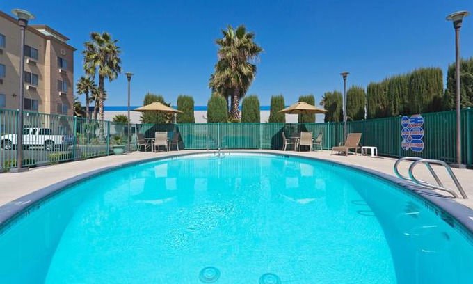 Pumpkin Center Hotel | Holiday Inn Express Bakersfield