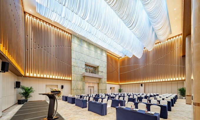 Middle Chaoyang Hotel | Holiday Inn Express Beijing Conference Center by IHG