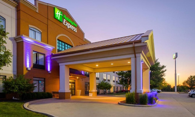 Bloomington Hotel | Holiday Inn Express Bloomington West by IHG