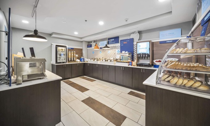Vernon Hills Hotel | Holiday Inn Express Chicago NW - Vernon Hills by IHG