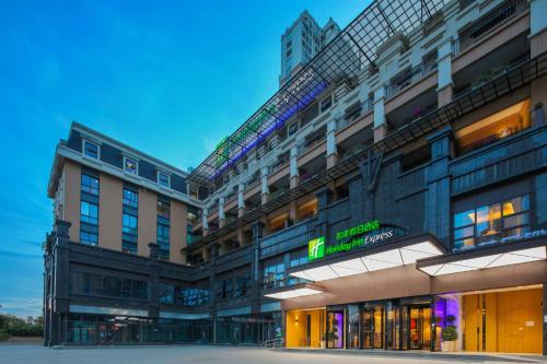 Jinjiang Hotel | Holiday Inn Express Chengdu East Railway by lHG - Near The World Games Gymnasium