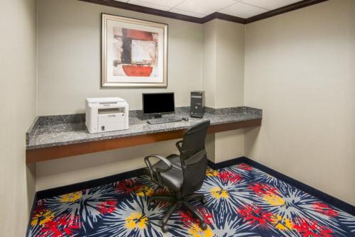 Brook Park Hotel | Holiday Inn Express Cleveland Airport - Brook Park by IHG