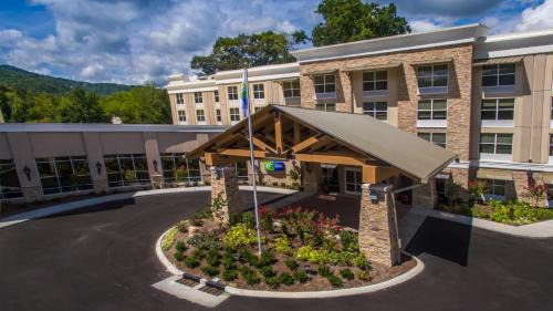 Gatlinburg Hotel | Holiday Inn Express Gatlinburg Downtown by IHG