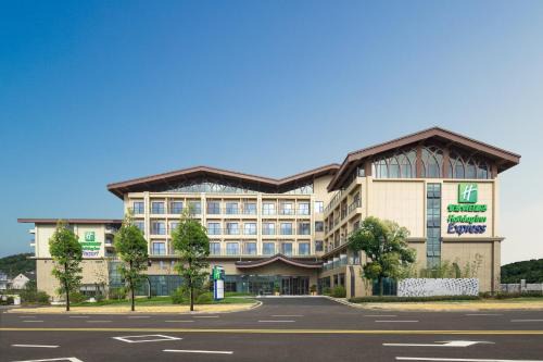 Huaxi Hotel | Holiday Inn Express Guiyang Qingyan by IHG