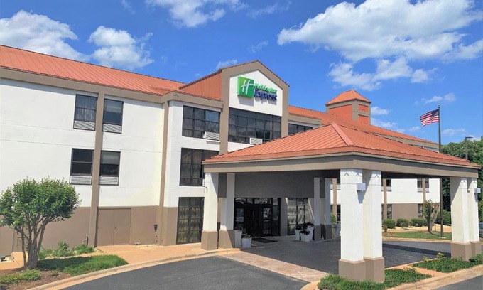 Hillsborough Hotel | Holiday Inn Express Hillsborough-Durham Area by IHG
