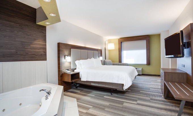 Clewiston Hotel | Holiday Inn Express Hotel & Suites Clewiston by IHG
