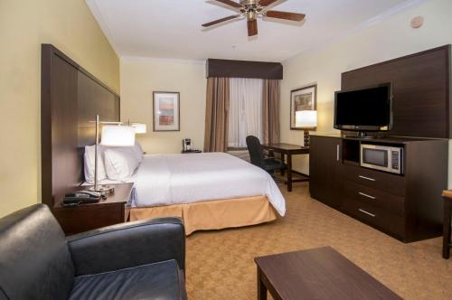 Houston Hotel | Holiday Inn Express Hotel & Suites Houston North Intercontinental by IHG
