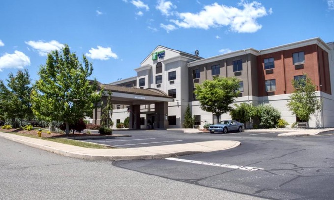 Newton Hotel | Holiday Inn Express Hotel & Suites Newton Sparta by IHG