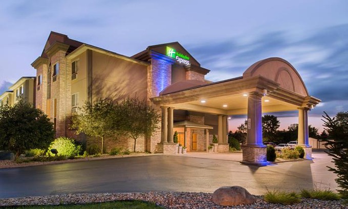 Bucyrus Hotel | Holiday Inn Express Hotel & Suites Bucyrus