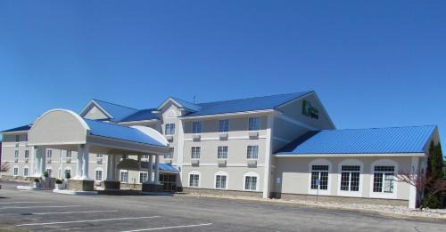 Cadillac Hotel | Holiday Inn Express Hotel & Suites Cadillac by IHG