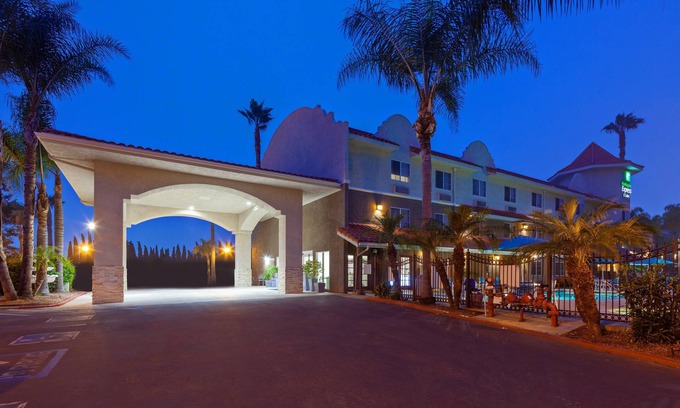 Escondido Hotel | Holiday Inn Express Hotel & Suites San Diego-Escondido by IHG