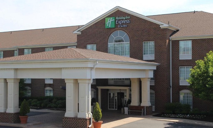 Warrenton Hotel | Holiday Inn Express Hotel & Suites Warrenton by IHG