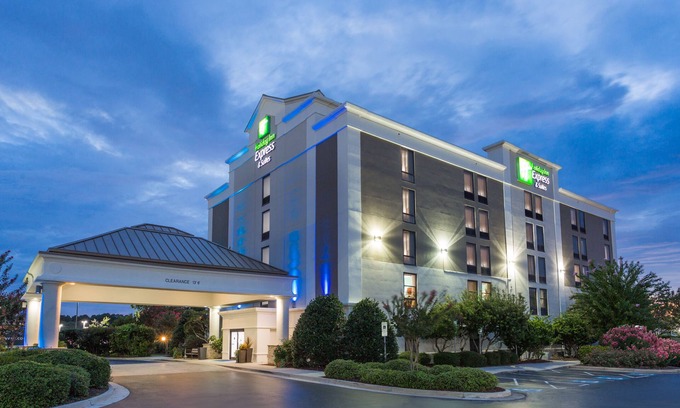 Wilmington Hotel | Holiday Inn Express Hotel & Suites Wilmington-University Ctr by IHG