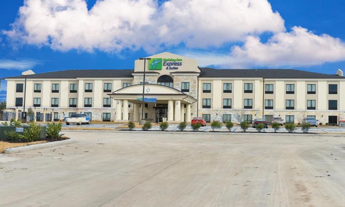 Cuero Hotel | Holiday Inn Express Hotels & Suites Cuero by IHG
